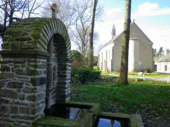 impa_Chapelle-Luzunin-et-sa-fontaine.jpg
