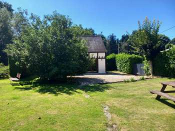 impg_Facade-du-gite--son-entree-privative-et-une-partie-du-jardin.jpg