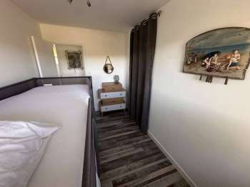 impg_meuble-plumelin-domaine-legendes-tour-merlin-chambre2.JPG