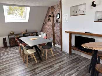 impg_meuble-plumelin-domaine-legendes-tour-merlin-coin-repas.JPG